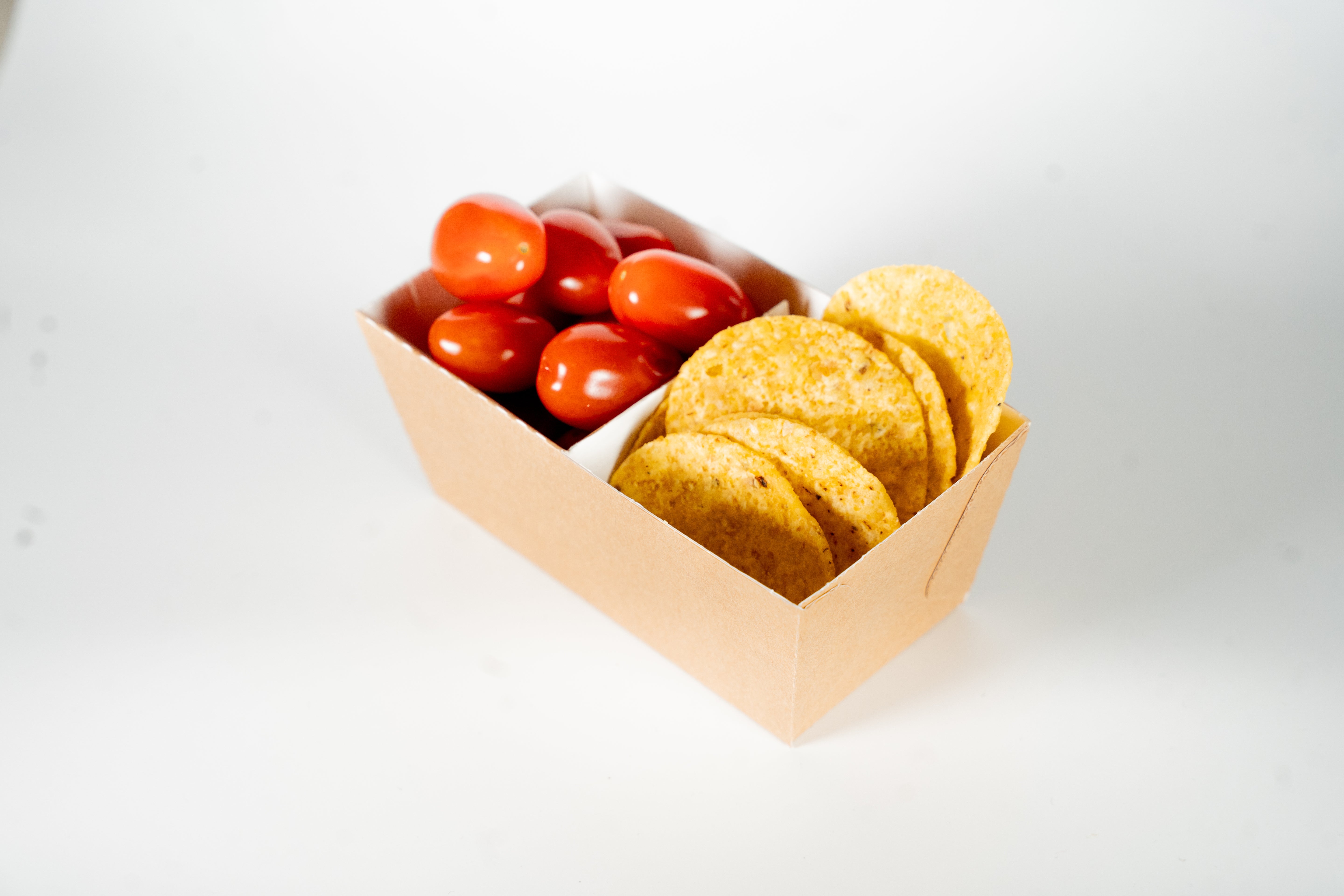 Barquette en carton pour l'apéritif avec deux compartiments créée par marcojea.