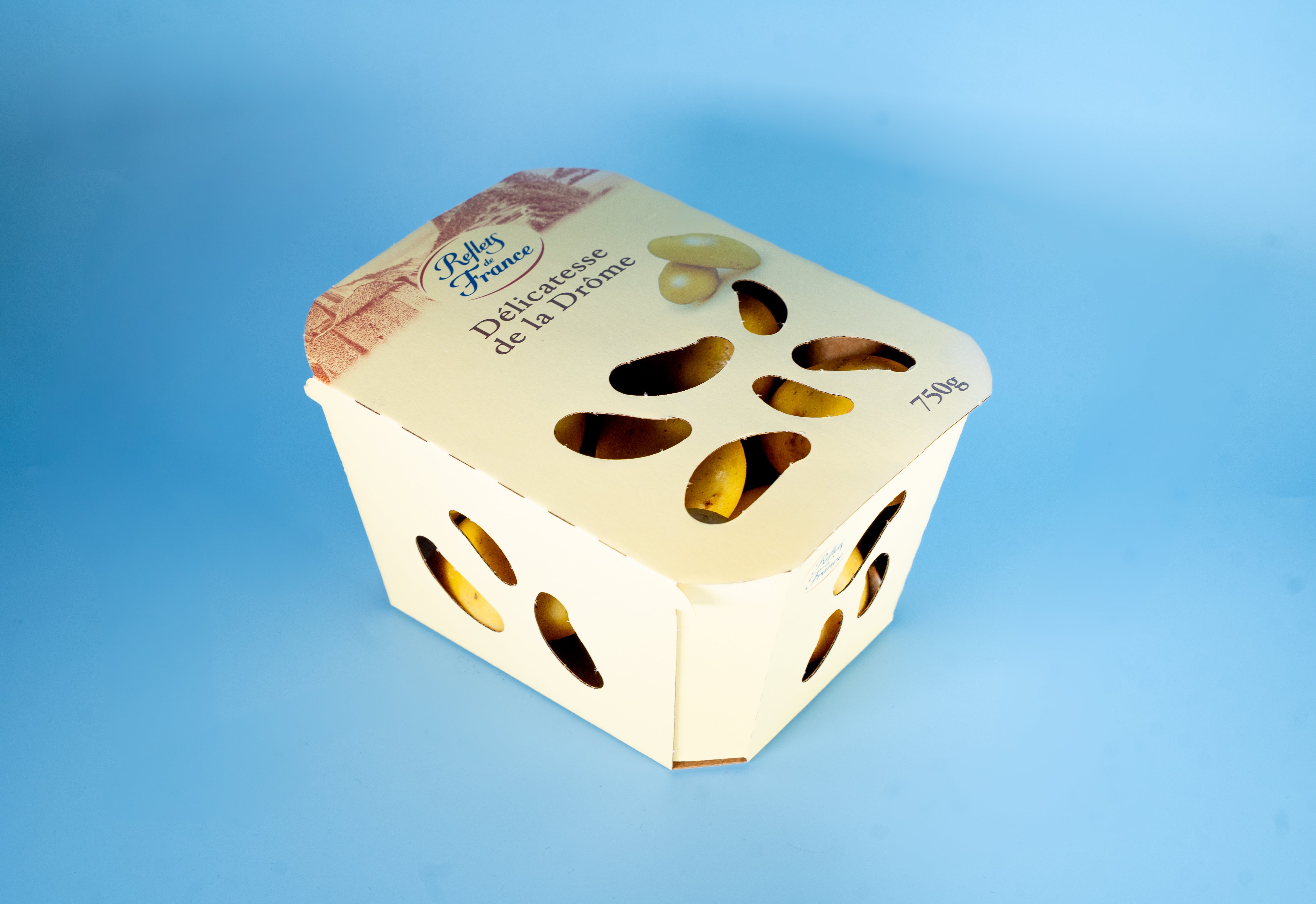 Vue en détails barquette en carton contenant des pommes de terre des reflets de france, produit par marcojea.