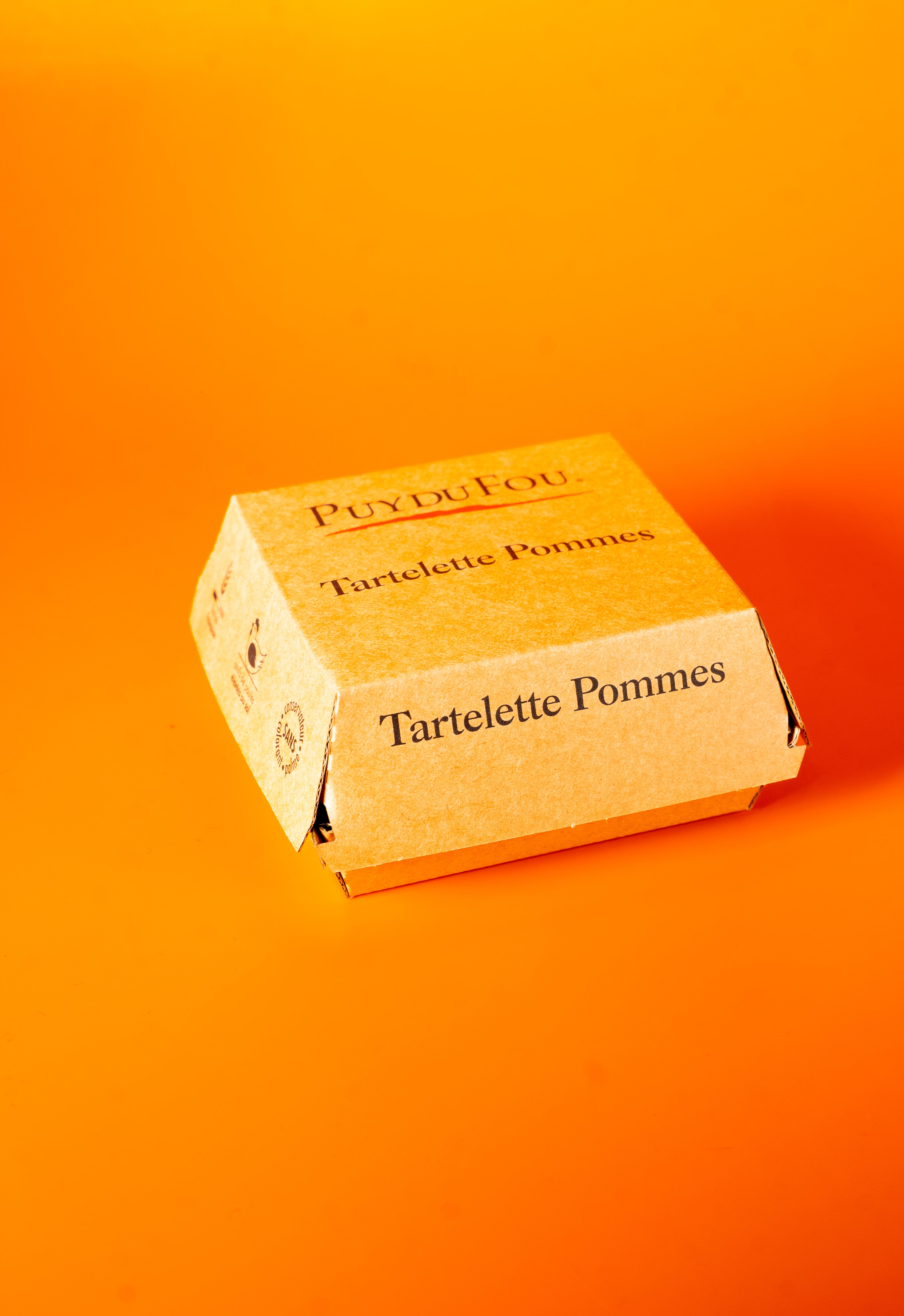 Vue de face boite à dessert en carton personnalisée Puy du fou par marcojea.